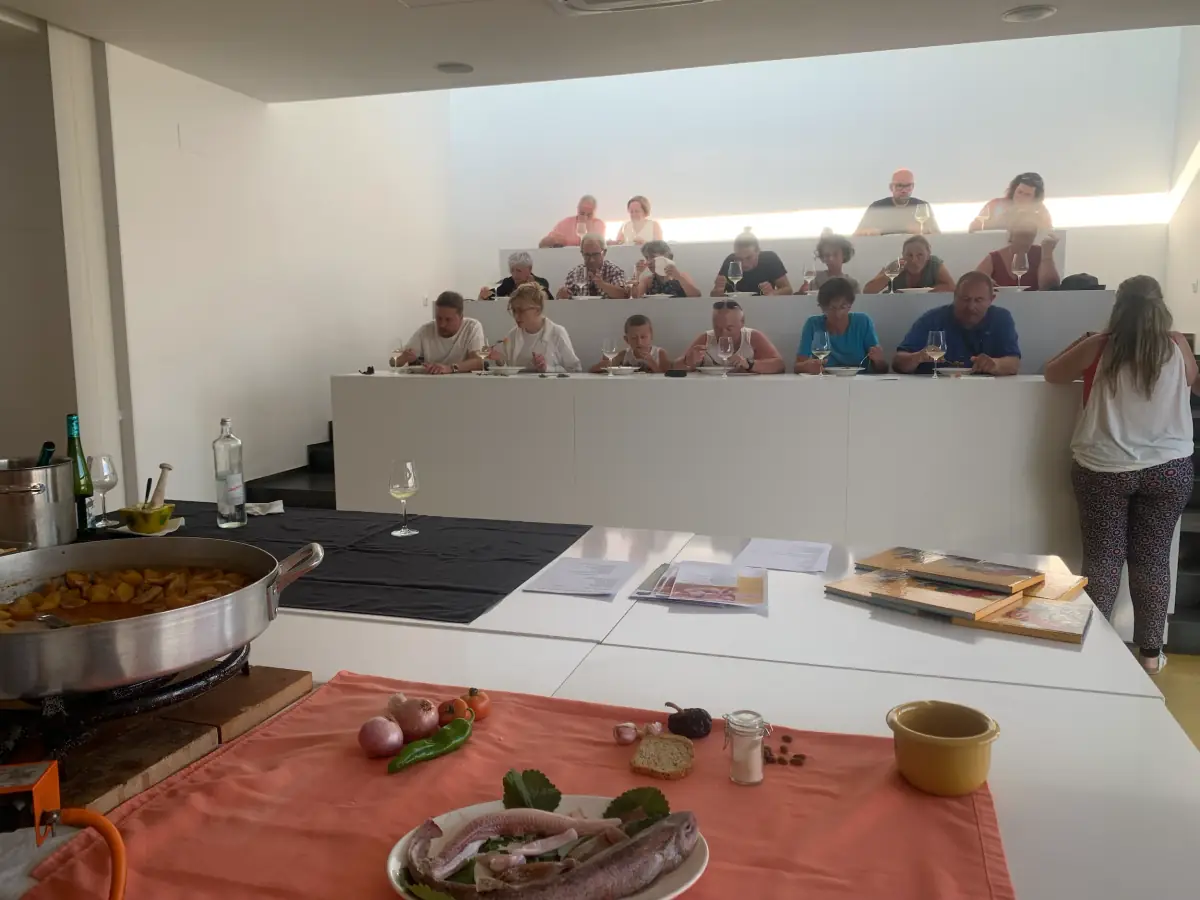 Assistents a un taller de cuina marinera a l’Aula Gastronòmica de Roses