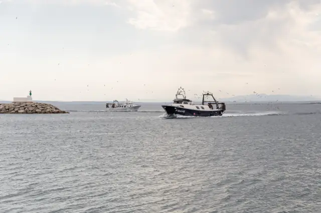 Bateau de pêche sortant du port de Roses