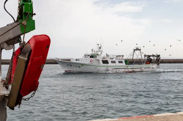 Bateau de pêche naviguant dans la baie de Roses