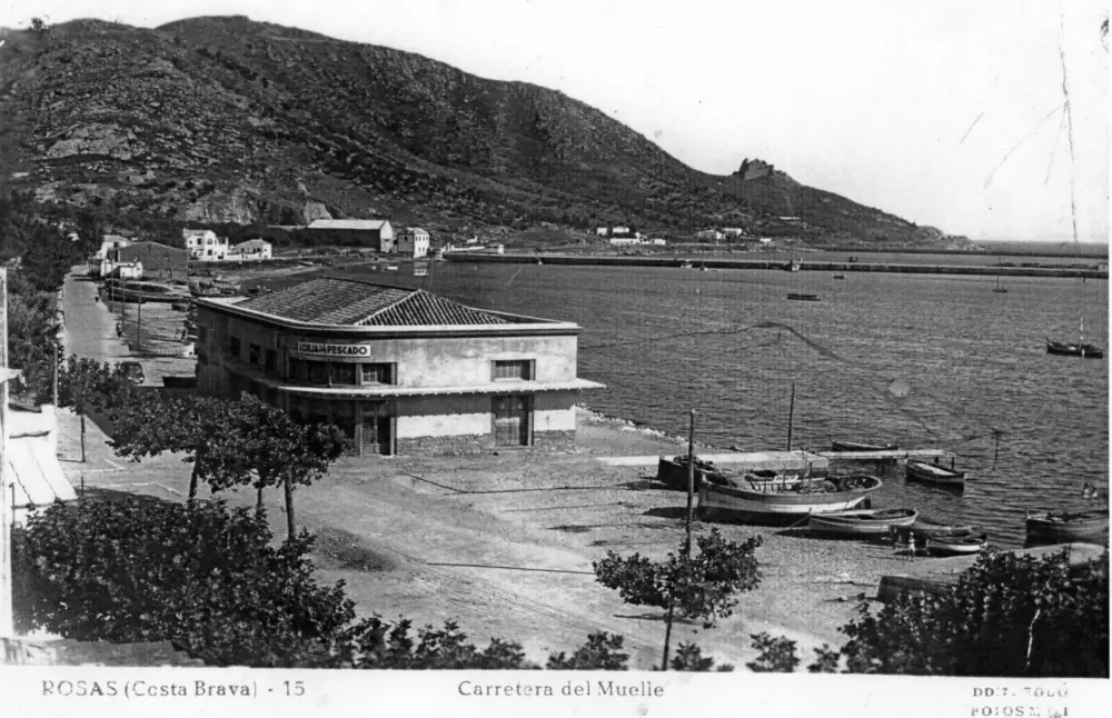 Fotografia antiga de l’edifici de la confraria davant del mar