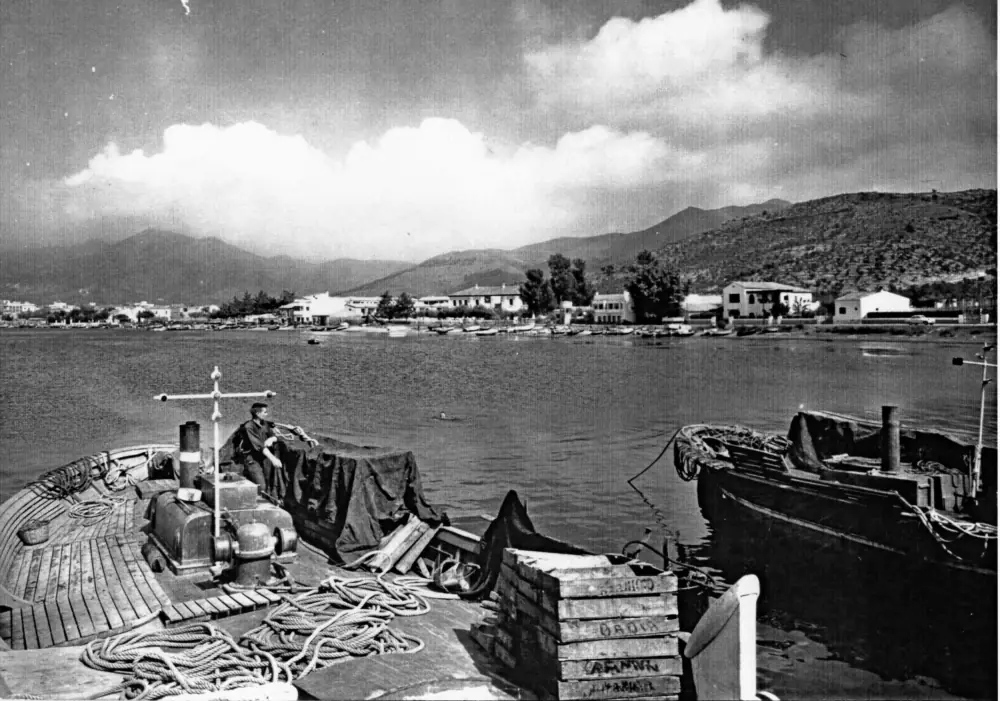 Vista antiga en blanc i negre del port i la badia de Roses
